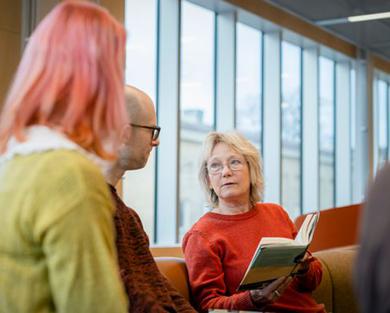 Bokcirkel. Örebro bibliotek. Mathias Wallin (skymtar till vänster) och Marita Lindskog.