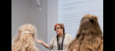 På bild: Lotta Karlsson-AnderssonPartnerskapet för sociala innovationer (PSI) är ett nätverk för att motverka sociala problem och utanförskap i samhället. Tillsammans utvecklar vi idéer och initiativ och sprider kunskap som är till nytta för samhället och invånare.Möte på Tegelbruket 1 november 2022.