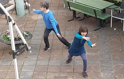 Två dansare i dansföreställning på ett äldreboendes innergård