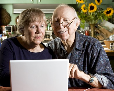 Äldre par med dator.