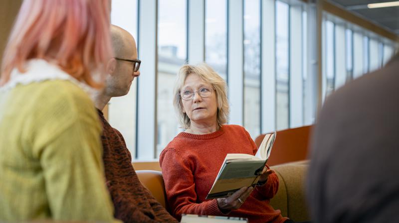Bokcirkel. Örebro bibliotek. Mathias Wallin (skymtar till vänster) och Marita Lindskog.