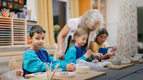 Färg och form på Kulturskolan i Nora. Från vänster Mohammed Abou, Vera Dahlkvist och Kina Hamo. Lärare Maria Wangi Ibohm.