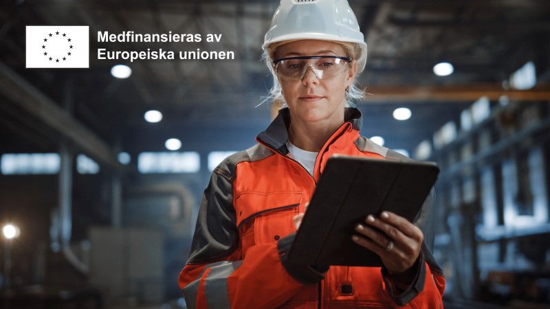 En kvinna i industrimiljö. Logotyp för EU och texten "Medfinansieras av Europeiska unionen"