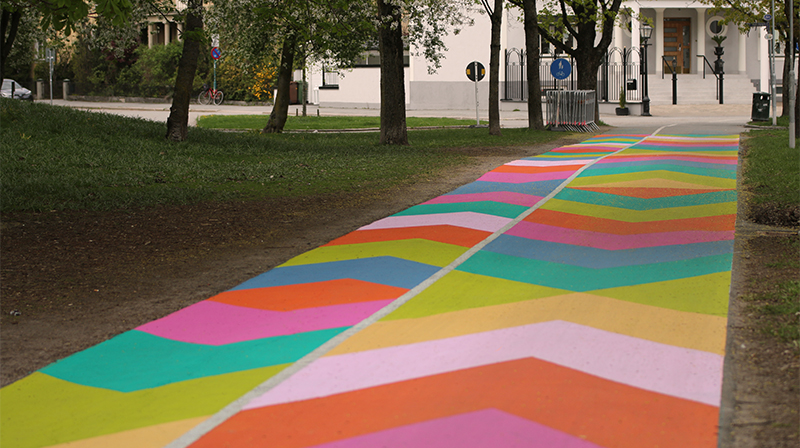 Markmålning i starka färger på cykelbana i Örebro