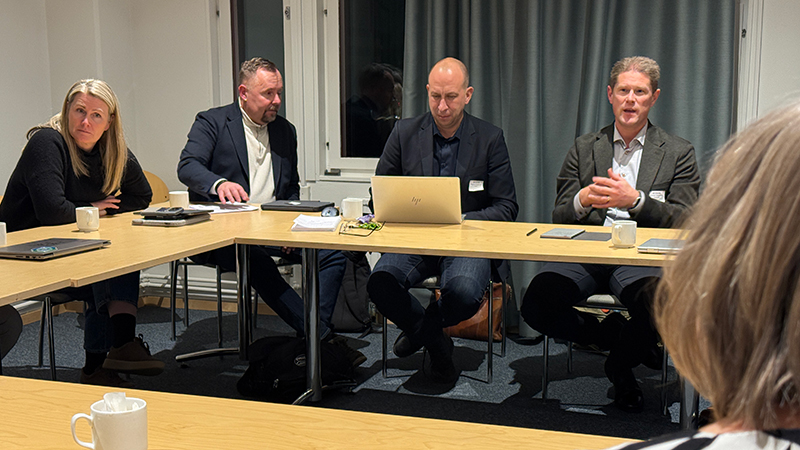 Personer vid ett konferensbord