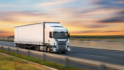 lastbil på landsväg