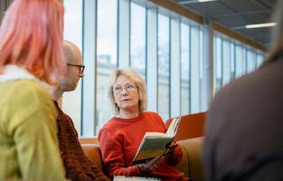 Bokcirkel. Örebro bibliotek. Mathias Wallin (skymtar till vänster) och Marita Lindskog.