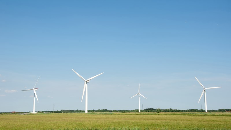 Vindkraftverk på ett öppet fält