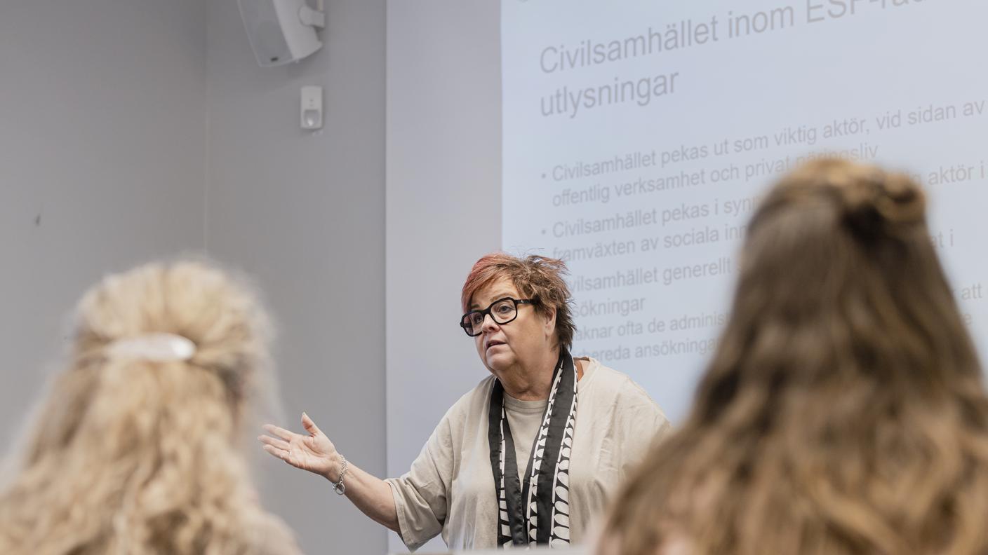 På bild: Lotta Karlsson-AnderssonPartnerskapet för sociala innovationer (PSI) är ett nätverk för att motverka sociala problem och utanförskap i samhället. Tillsammans utvecklar vi idéer och initiativ och sprider kunskap som är till nytta för samhället och invånare.Möte på Tegelbruket 1 november 2022.