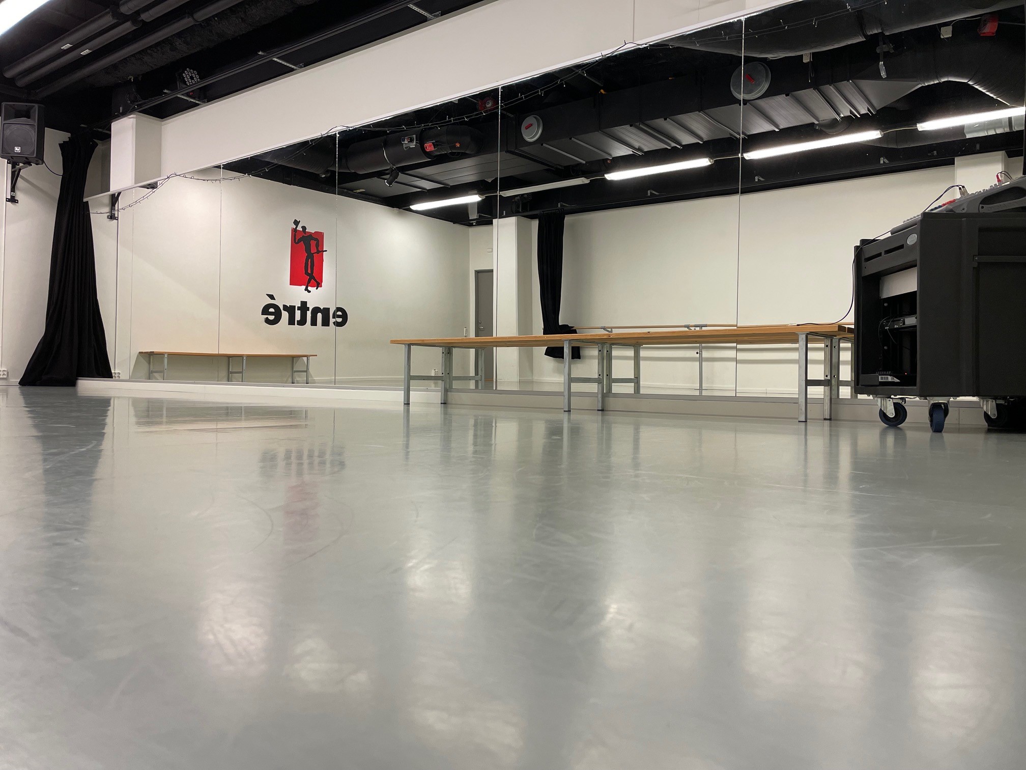 Danslokal med spegelvägg