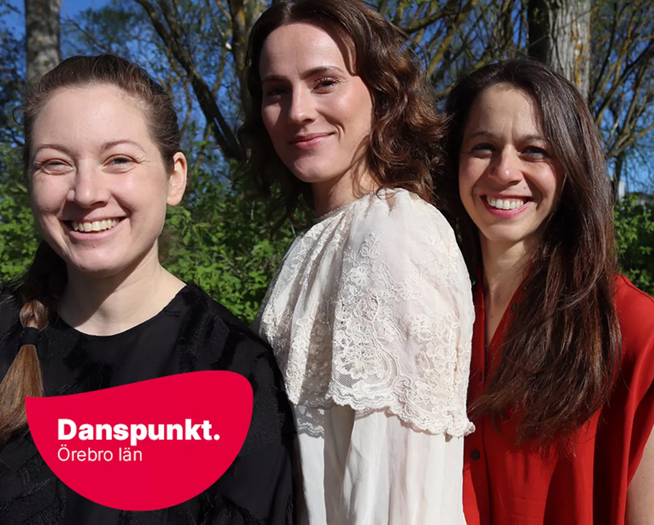 Tre glada kvinnor möter betraktarens blick