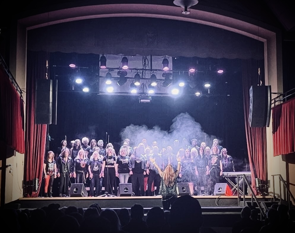 Hårdrockskören Örebro på scen