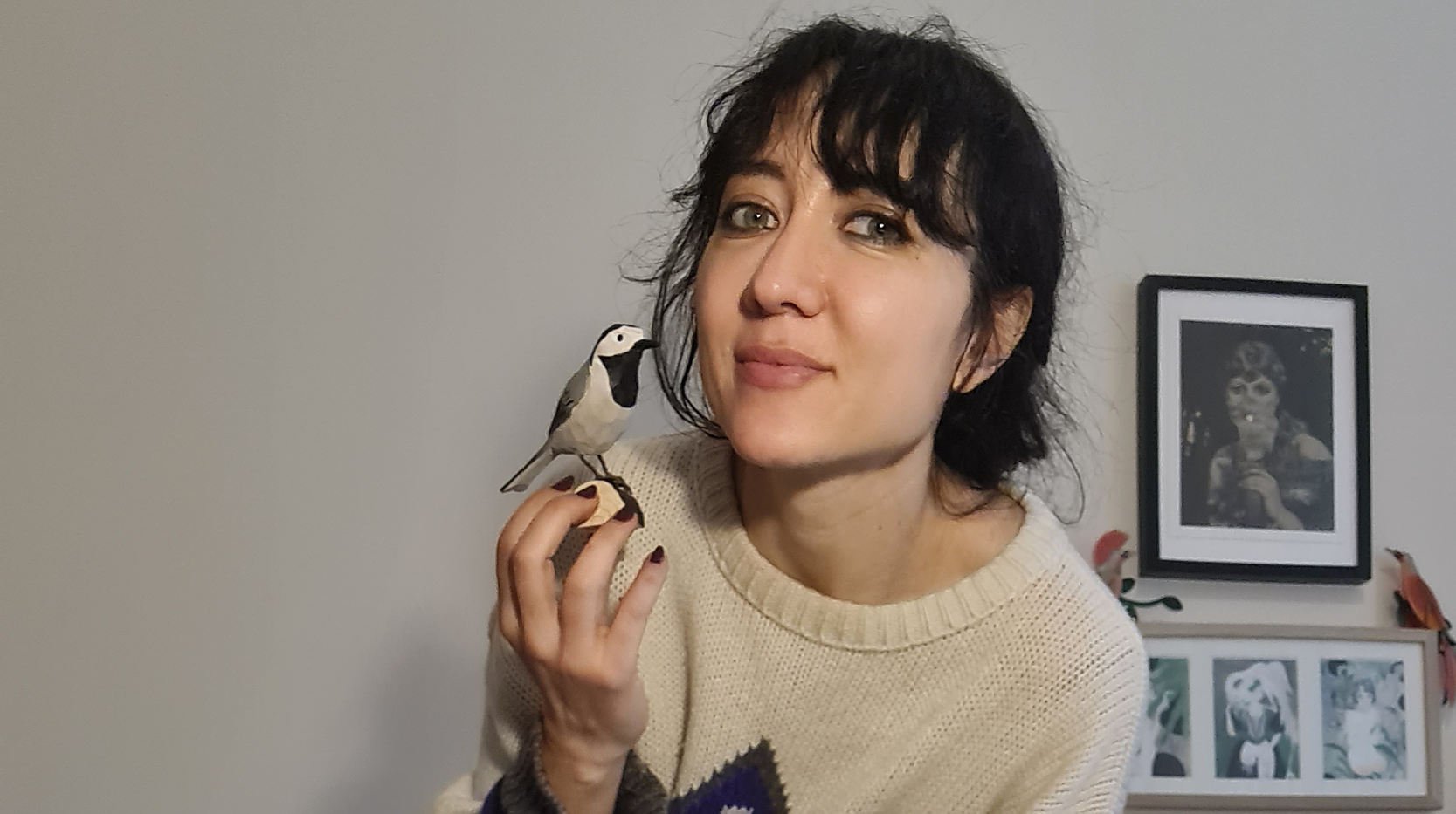 Porträtt på Isabella Mazzanti som håller upp en liten fågel