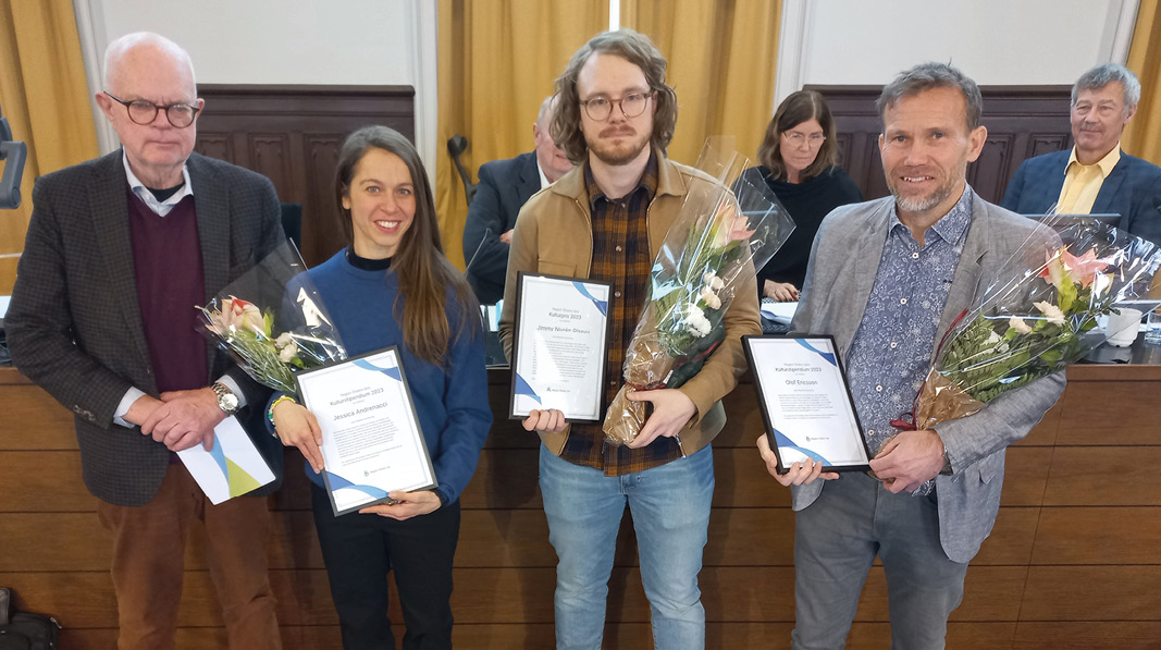 Kulturnämndens ordförande och årets kulturpristagare och stipendiater med blommor och diplom