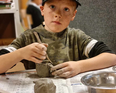 Barn som arbetar med lera