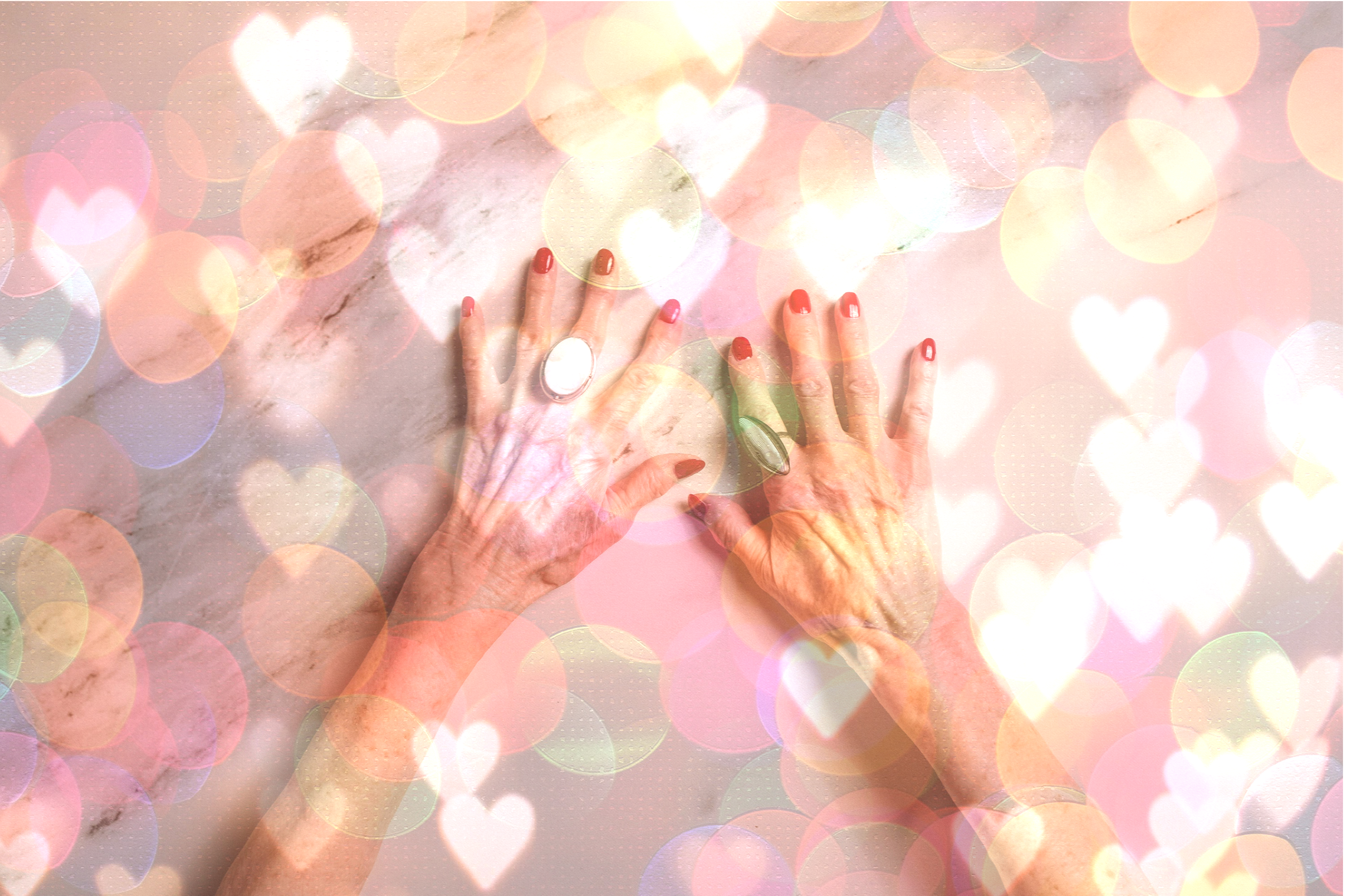 Händer med ljusprickar, hjärtan och andra mönster som man kan fånga med händerna