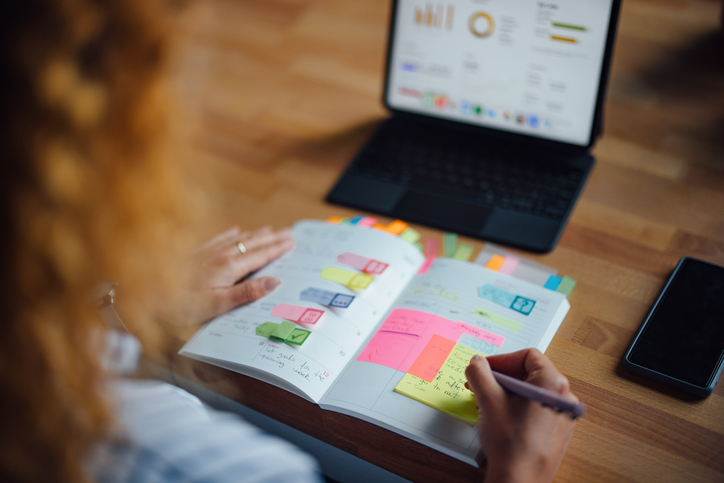 En kalender full med notisar i olika färger och text. 